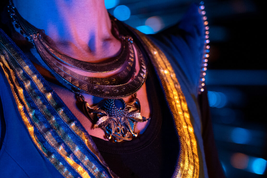 Détail costume bleu et or-Aura- CieNuma-